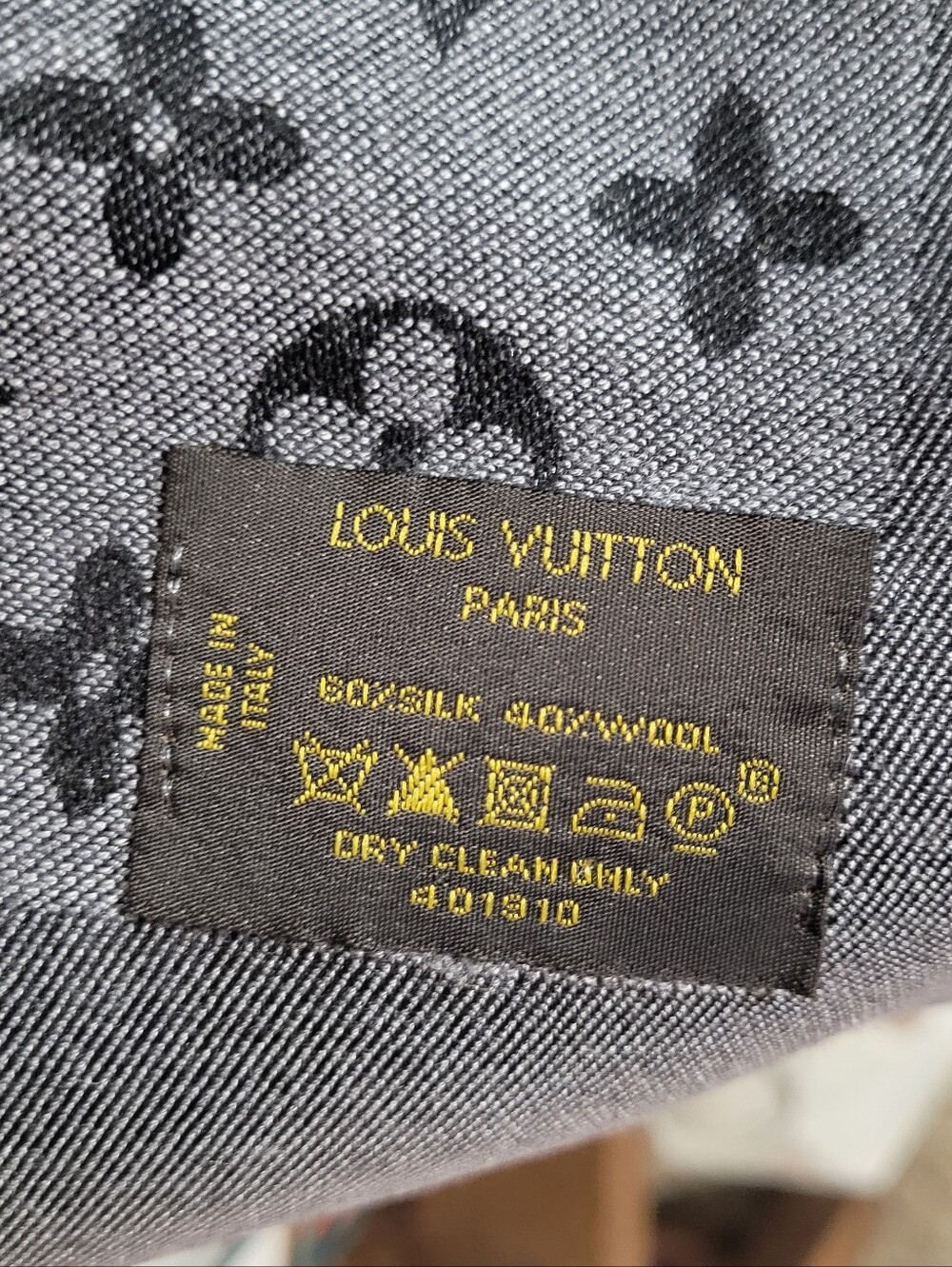 Louis Vuitton Monogram Shawl Scarf in Black and Gray - Picture 4 of 9